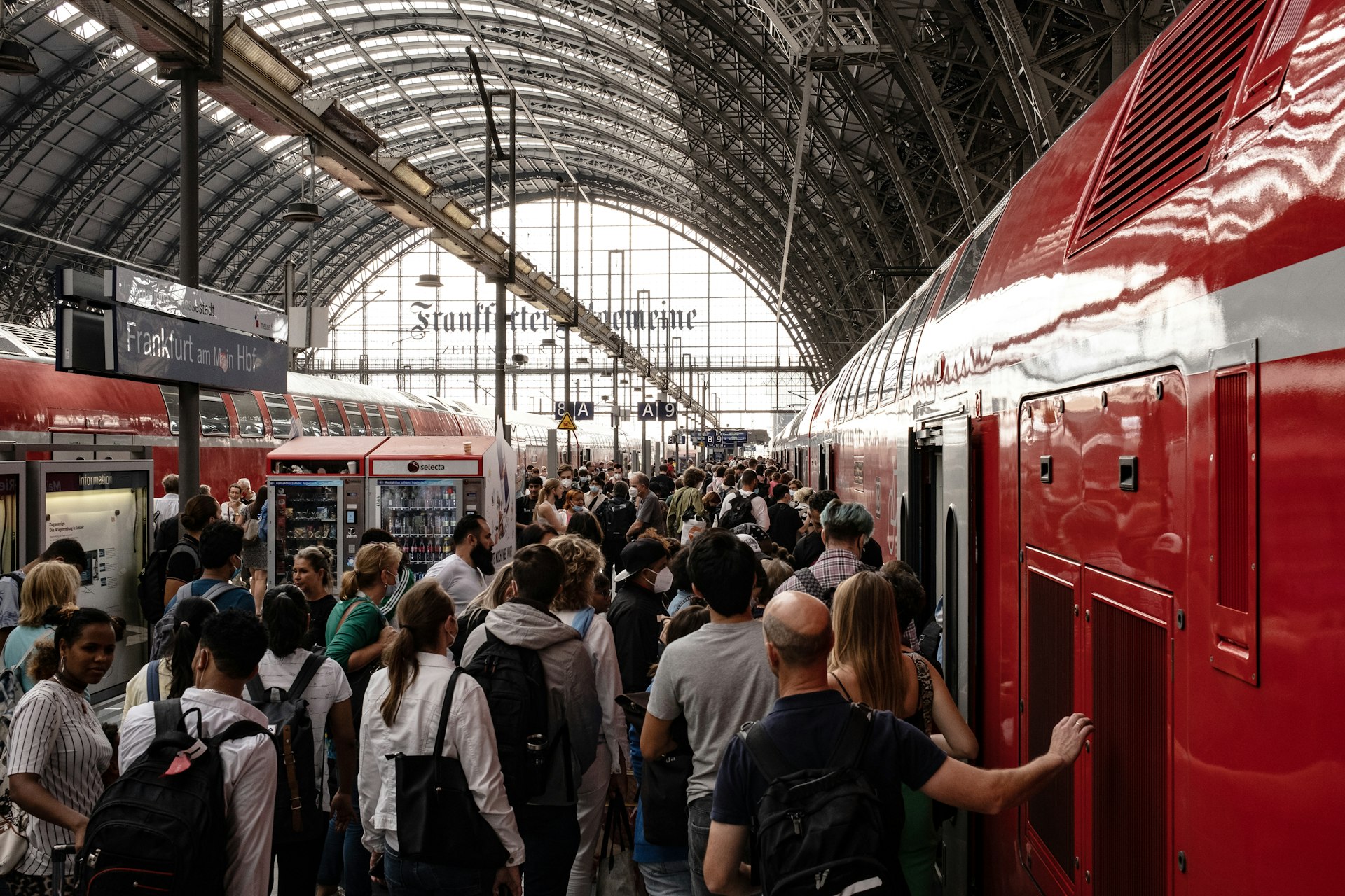 Crowds of passengers in Frankfurt Central Station